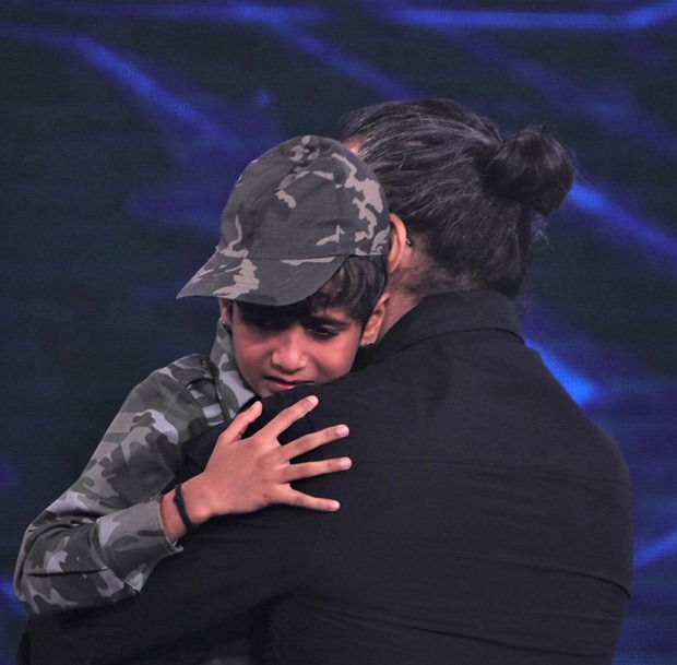 Suniel Shetty gets teary eyed after watching Pruthviraj's performance on 'Sandese Aate Hain' from Border