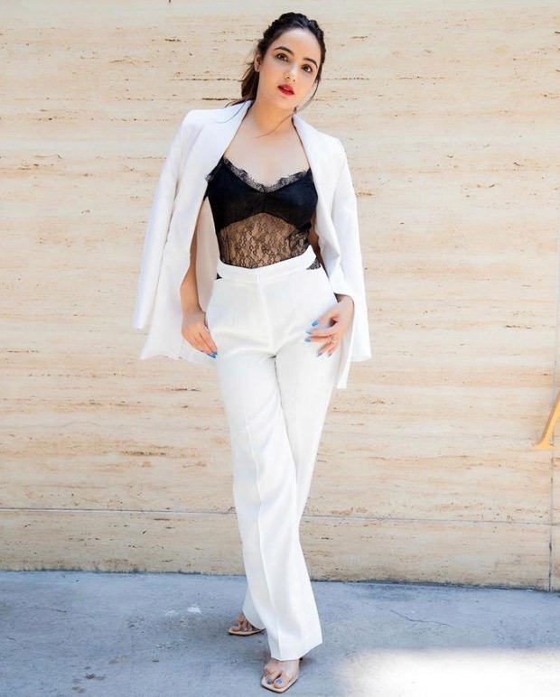 colour of the week: white – sara ali khan, jacqueline fernandez, malaika arora, janhvi kapoor bring out the basics