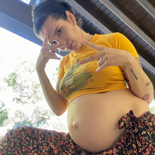 halsey flaunts her baby bump, is a ray of sunshine in yellow makeup matching with her t-shirt