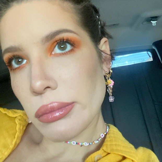 halsey flaunts her baby bump, is a ray of sunshine in yellow makeup matching with her t-shirt