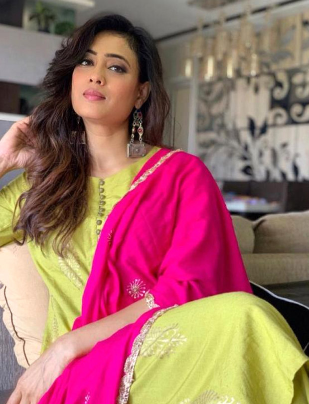khatron ke khiladi 11: shweta tiwari flaunts her desi avatar in cape town; aces colour blocking in green and pink suit