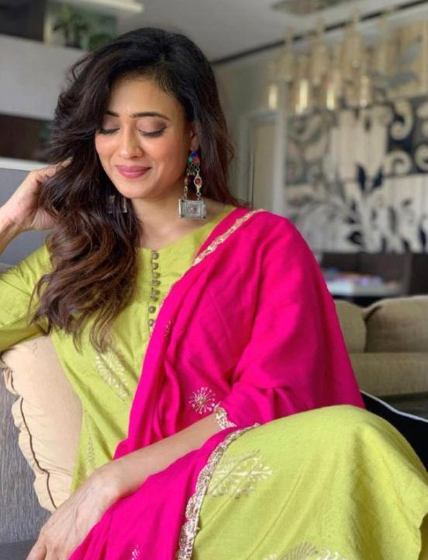 khatron ke khiladi 11: shweta tiwari flaunts her desi avatar in cape town; aces colour blocking in green and pink suit