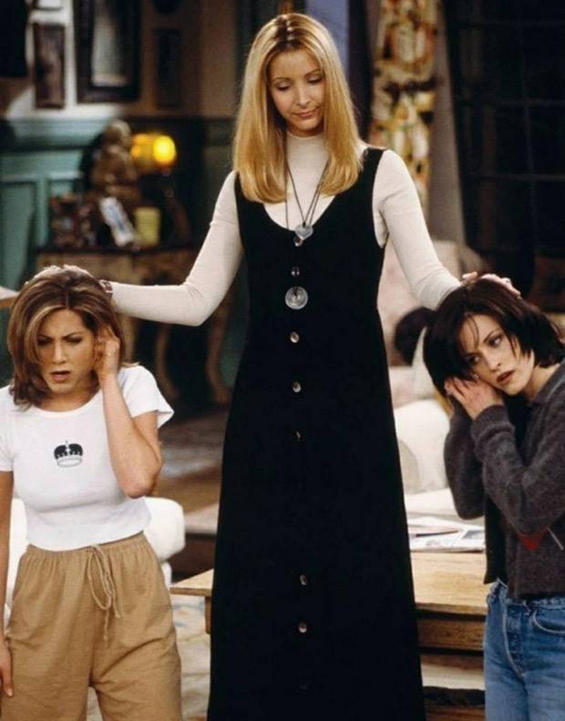 6 style cues from 90’s sitcom friends that are still trendy in 2021