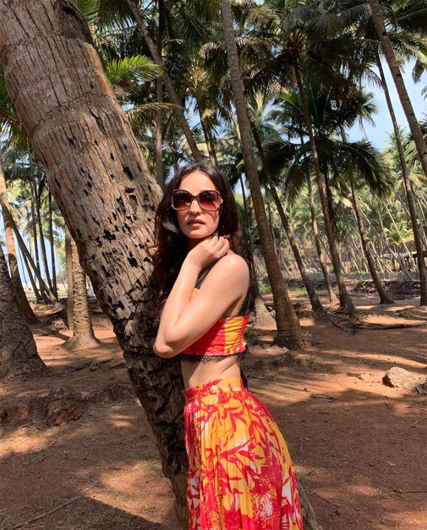 mohit sehgal clicks stunning pictures of sanaya irani in summery floral co-ord set