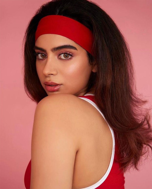 khushi kapoor channels retro style in new photos, reminds us of anjali from kuch kuch hota hai