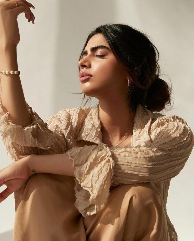 khushi kapoor looks resplendent in ruffled top and brown trousers, janhvi kapoor calls her ‘queen’