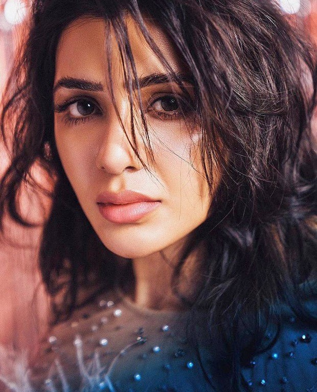 samantha akkineni amps up glam quotient with dewy makeup and sequin outfit