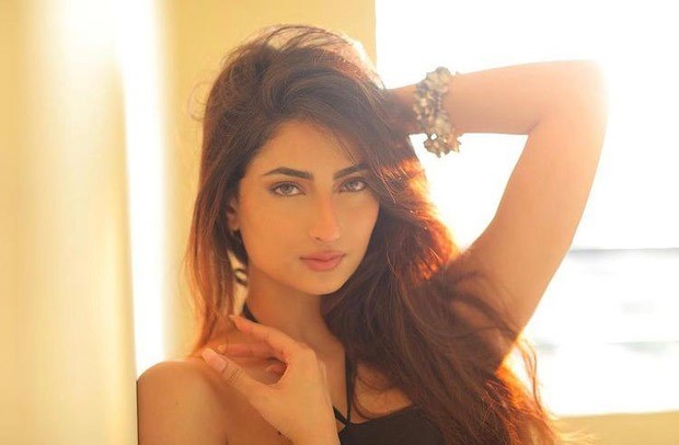 shweta tiwari’s daughter palak tiwari sets the temperature soaring in halter neck midriff baring top and trousers