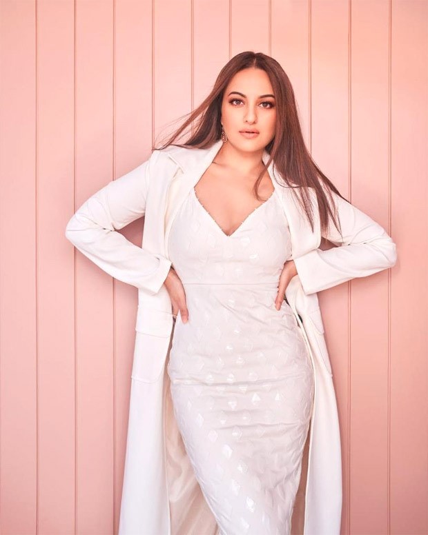 sonakshi sinha looks effortlessly chic in all white outfit
