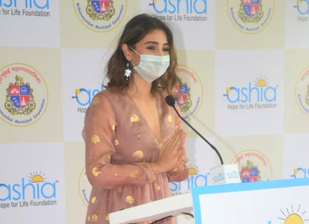 Dhvani Bhanushali along wih other dignitaries inaugurates a free-of-cast 140-bed Covid care Isolation centre in Mumbai