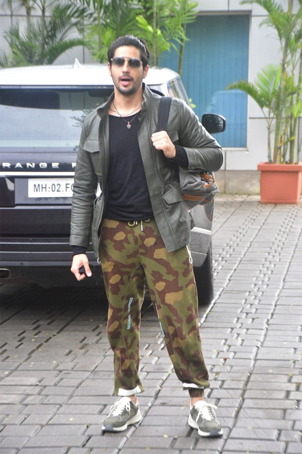 Kiara Advani looks her stylish best in Dil Maange More T-shirt and denim pants as she heads to Kargil with the team of Shershaah