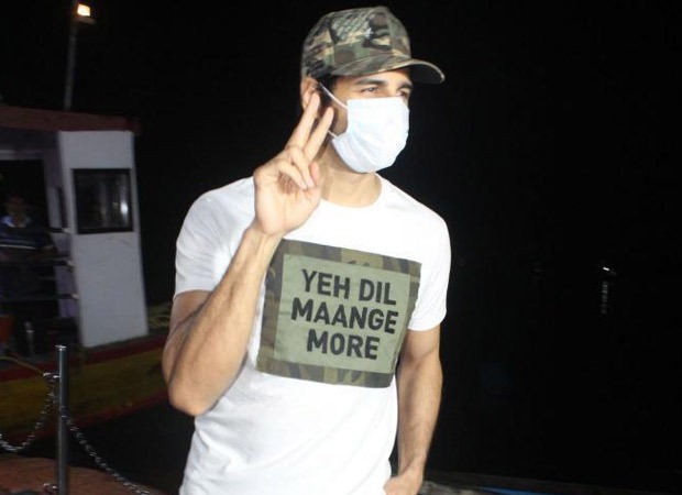 Sidharth Malhotra proves he is the fan's favourite man; was seen wearing a cap with their messages written all over it