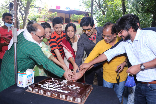 Cast of Zee TV’s Apna Time Bhi Aayega celebrate 250 episodes by cutting a cake