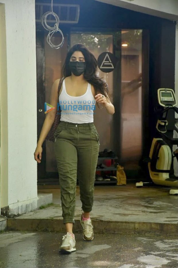 Janhvi Kapoor pairs her athleisure look with St. Louis Goyard tote bag worth whopping Rs. 2 lakh approx