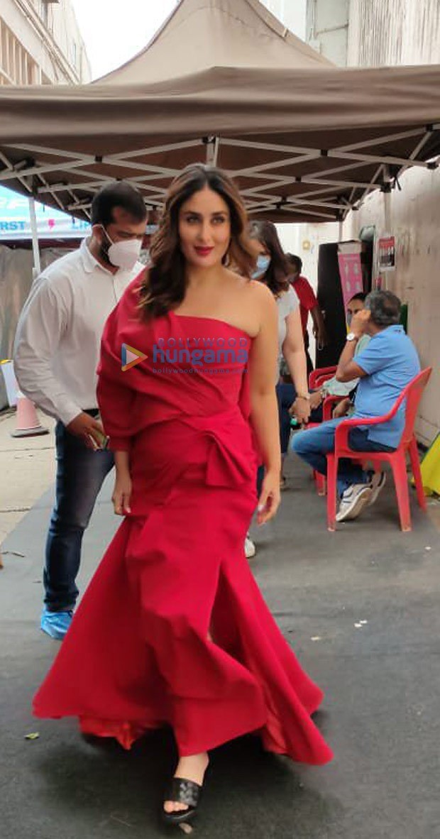 kareena kapoor khan looks smoking hot in a fiery red off shoulder gown