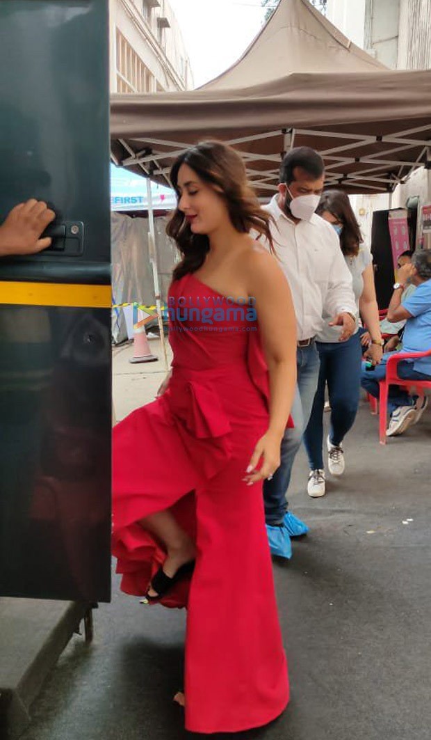 kareena kapoor khan looks smoking hot in a fiery red off shoulder gown