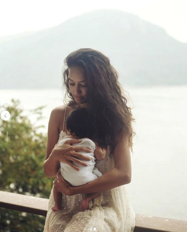 Lisa Haydon flaunts her post pregnancy glow as she poses with her newborn daughter