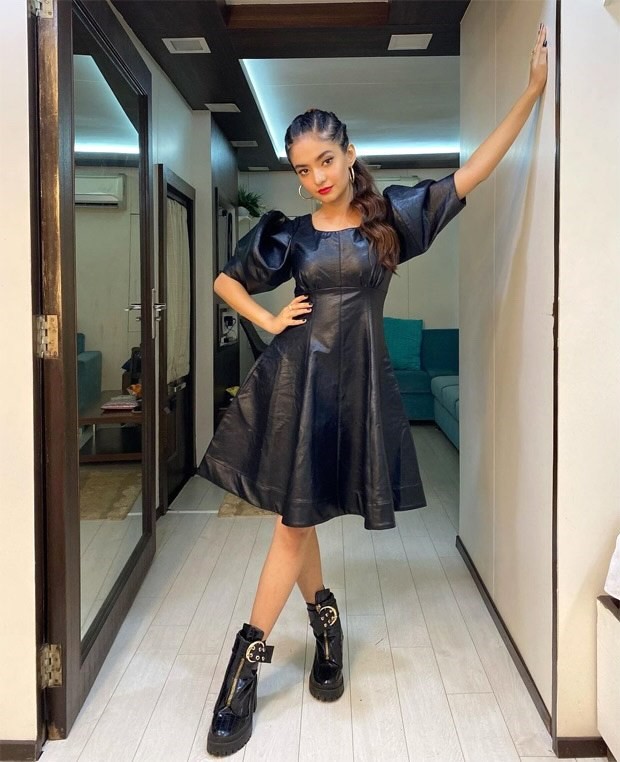khatron ke khiladi 11 finale: anushka sen keeps it stunning in all-black outfit