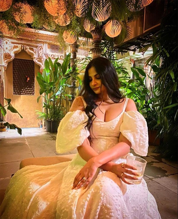 Rhea Kapoor is a resplendent bride in Abu Jani and Sandeep Khosla's creation