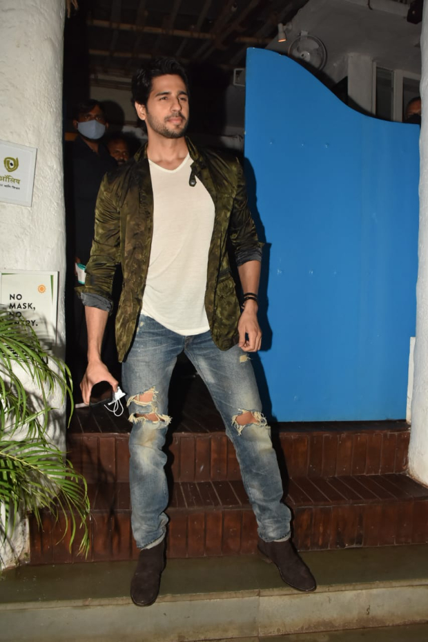 Sidharth Malhotra turns stylist for Mission Majnu wrap up party 