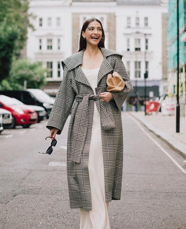 sonam kapoor gives lessons to style black-and-white and add the right amount of luxury