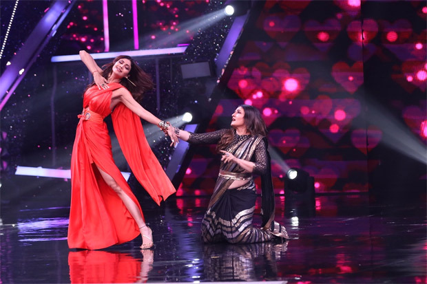 shilpa shetty kundra and raveena tandon perform the hook step of their hit songs on the sets of super dancer chapter 4