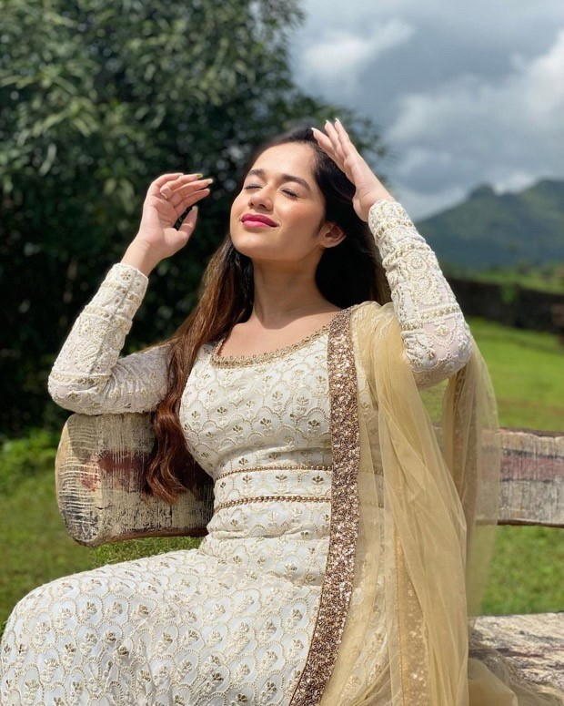 Jannat Zubair looks breathtaking in a beautiful white anarkali set