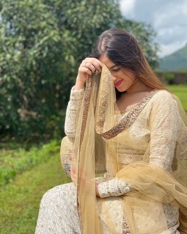 jannat zubair looks breathtaking in a beautiful white anarkali set