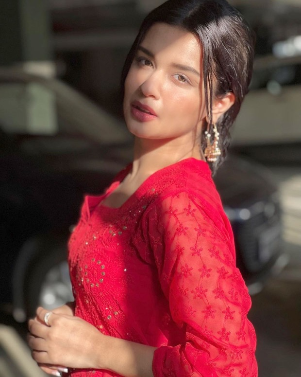 Avneet Kaur looks beautiful in a red chikankari kurta in sunkissed pictures