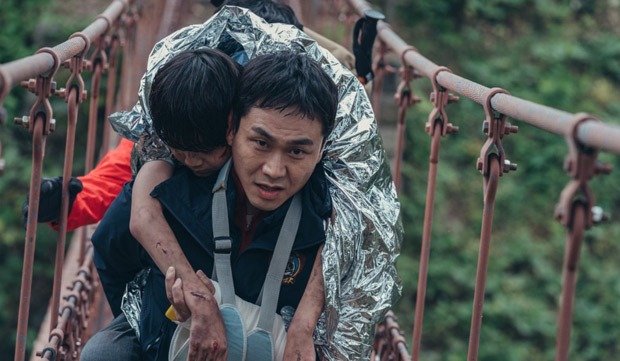 jun ji hyun and ju ji hoon’s jirisan offers an abundance of mystery, mountains and cliffhangers