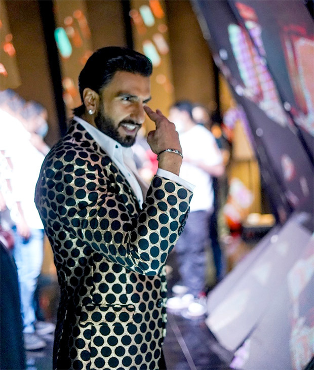 ranveer puts mehendi for deepika on the occasion of karvachauth on the sets of the big picture