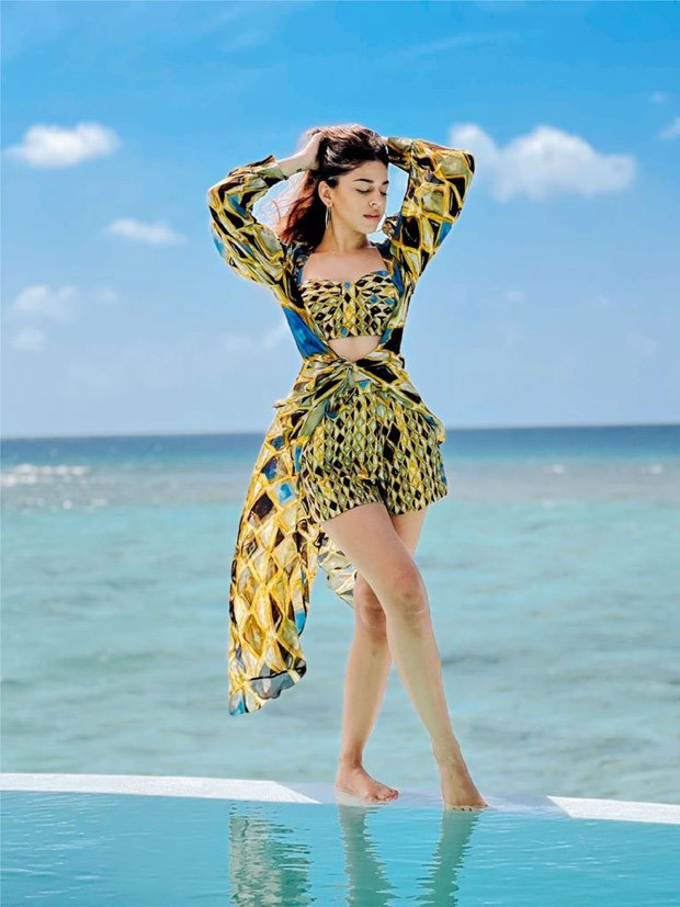 Alaya F knows how to get all the jaws dropping and she doesn’t fail at it. All her Instagram posts are fire and her looks are on fleek. She recently finished filming Freddy with Kartik Aaryan. Alaya F looked stunning as she posed by the sea in a printed set. She styled a fitted bustier with shorts of the same print from Saksha and Kinni worth Rs. 15,000. The diamond printed set suits her petite figure and accentuates her curves as she also flaunts her toned midriff. She finishe the look with a chiffon diamond print cape with exaggerated sleeves and cloth belt. The cape was the perfect add on and the look is boho yet chic, again from Saksha and Kinni and costs Rs. 12,000. Alaya looked fresh and the styling is on point. It seems like Alaya F has booked her next film. After making her debut in Jawaani Jaaneman in 2020 alongside Saif Ali Khan and Tabu, she signed her second film under Ekta Kapoor's production banner. Now, she is starring in another project under their banner opposite Kartik Aaryan. Titled Freddy, the film was recently officially announced.