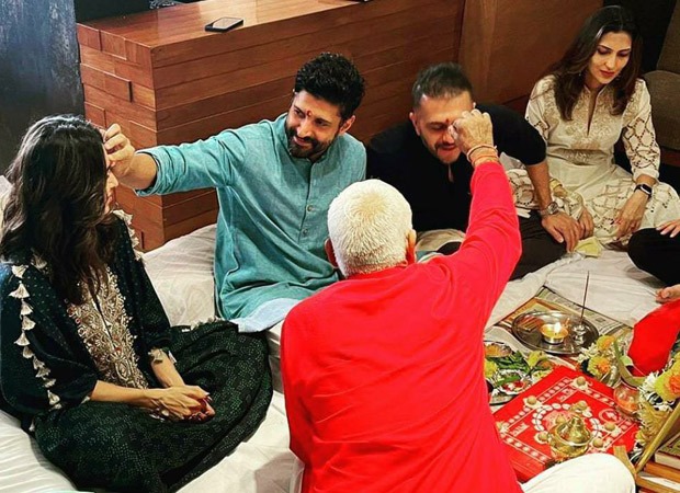 farhan akhtar celebrates diwali with shibani dandekar; shares picture