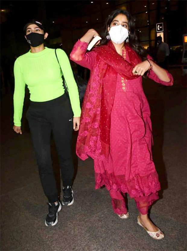 Janhvi Kapoor and Sara Ali Khan are the newest BFFs in B-Town; spotted at the airport as they return from their holy trip to Kedarnath!