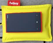 Review 2 Wireless Chargers Nokia DT 900 and DT 901 photo Nokia Lumia 920 charging on a yellow Fatboy DT-901