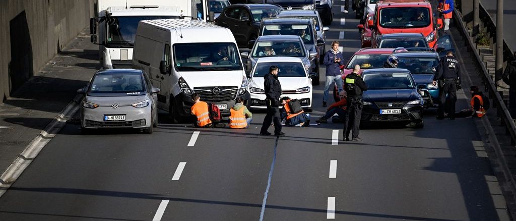 Traffic in Berlin blocked in more than thirty places by climate activists climate activists, berlin