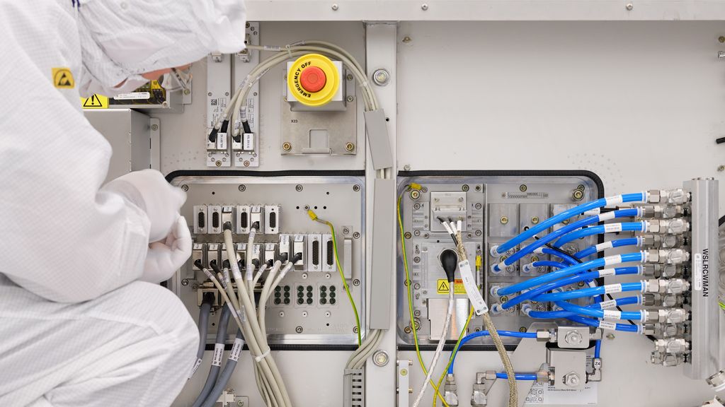asml-verkocht-veel-chipmachines-aan-china-ondanks-beperkingen-2 ASML Chip Supply, china
