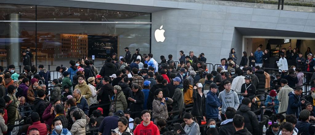 Apple removes WhatsApp