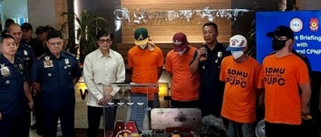 Philippine police officers see their own colleagues chickening out tourists Philippine police