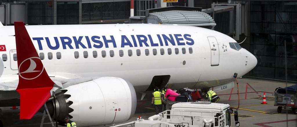 Pilot dies during flight