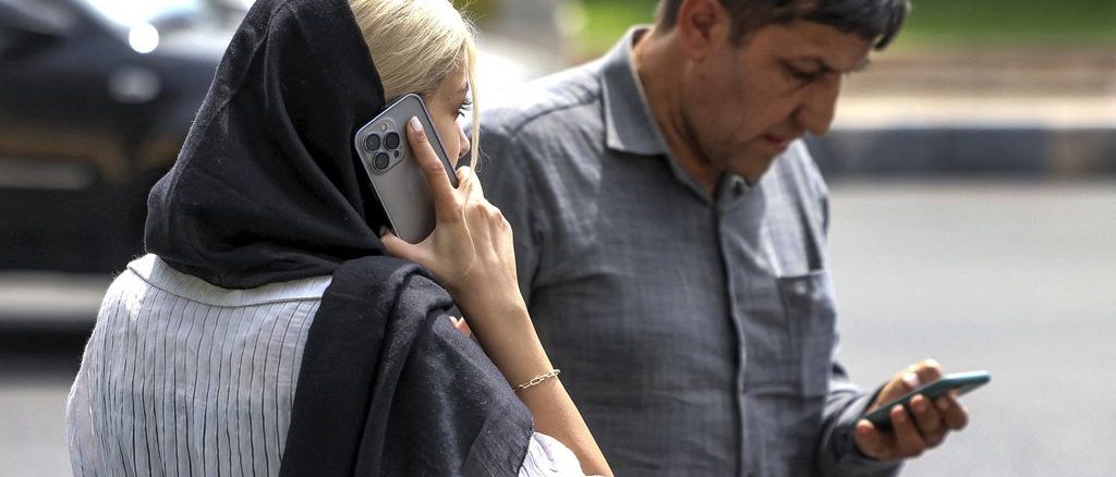 Iran allows WhatsApp