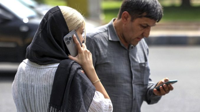 Iran allows WhatsApp