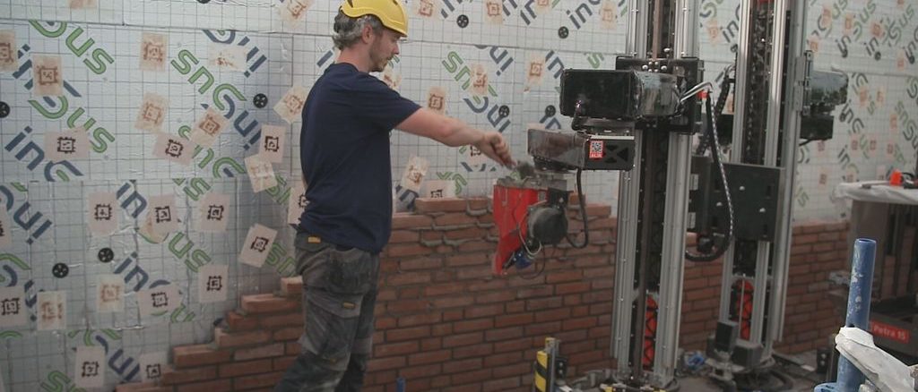Robots replace bricklayers