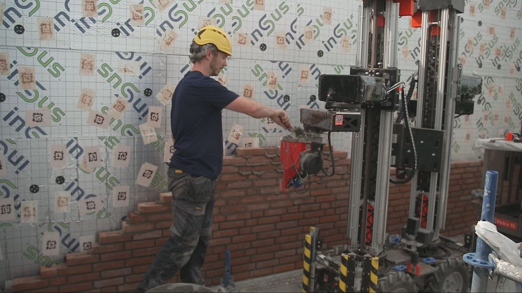 Robots replace bricklayers